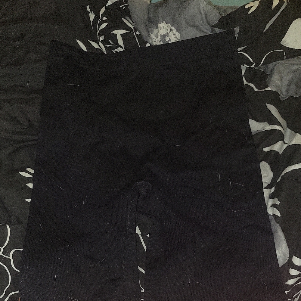Black Form-Fitting Shorts for Versatile Style